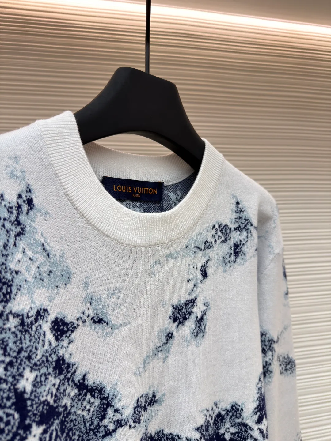 LOUIS VUITTON blue and white gradient sweater ●Authentic product: 10200 purchased and developed ●Item number: 1680943-B25 ●Fabric: sweater fabric ●Technology: tie-dye production ●Version: fitted version ●Weight: about 465 grams ●Size: XS-S-M-L ●Description: Using 14-needle computerized flat knitting needles, the needle path density is small. To restore the perfect effect of the original version, it is extremely difficult to develop a higher version, and the time cost and development cost are greatly increased. In order to give the pattern a bleached tie-dye effect, it is cleverly presented through the jacquard process. We use manual reference to the original It took 65 days to count the patterns manually, and 975,946 pinholes were manually counted. The patterns, every flower, every color, are truly perfect and full of details. The wool material is made of 100% (fully combed) cotton yarn, and the color effect is as high as 95% or more. The overall workmanship is very complicated. The embroidery is made with heat-capacitive glue, which needs to be ironed to ensure quality. The checkerboard pattern needs to be positioned correctly, so it is very fast. Each process of the entire garment is slow and time-consuming.